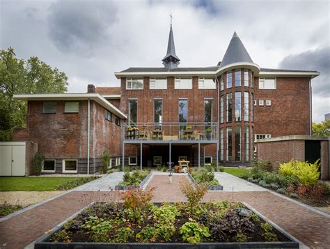 Het getransformeerde klooster met nieuwe tuinaanleg