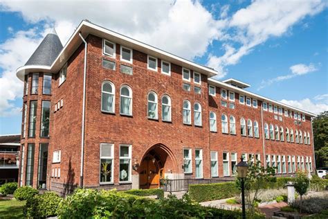 Vooraanzicht van het gerenoveerde klooster in Rosmalen